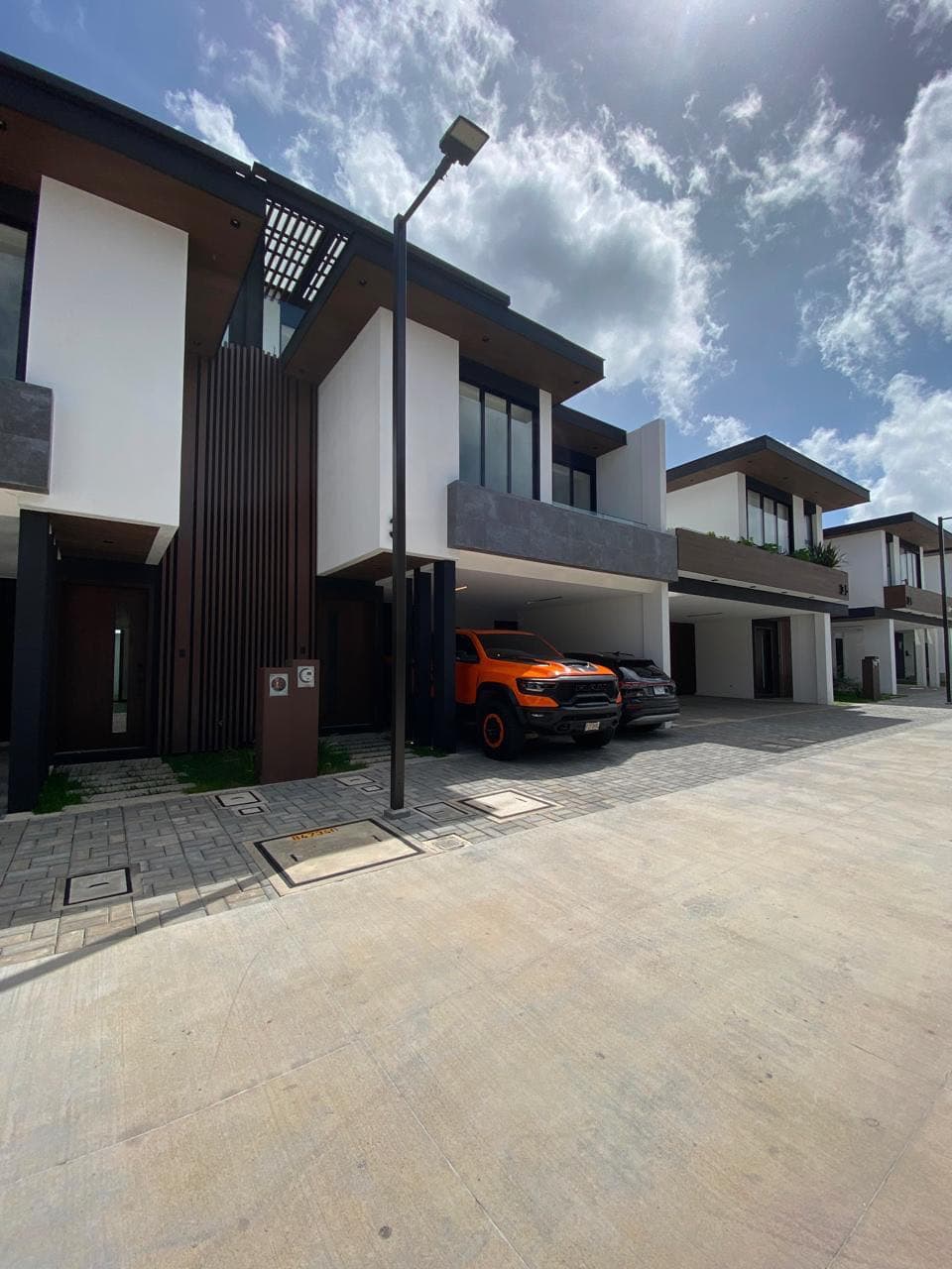 Casa en venta | 5 habitaciones | 4.5 baños | 3 parqueos