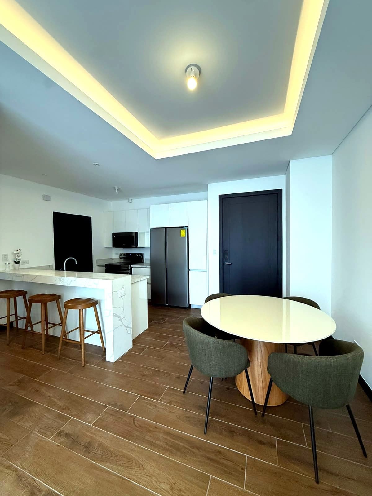 Apartamento en renta | Amueblado | 2 habitaciones | 2 parqueos | Lirios de Cayala zona 16