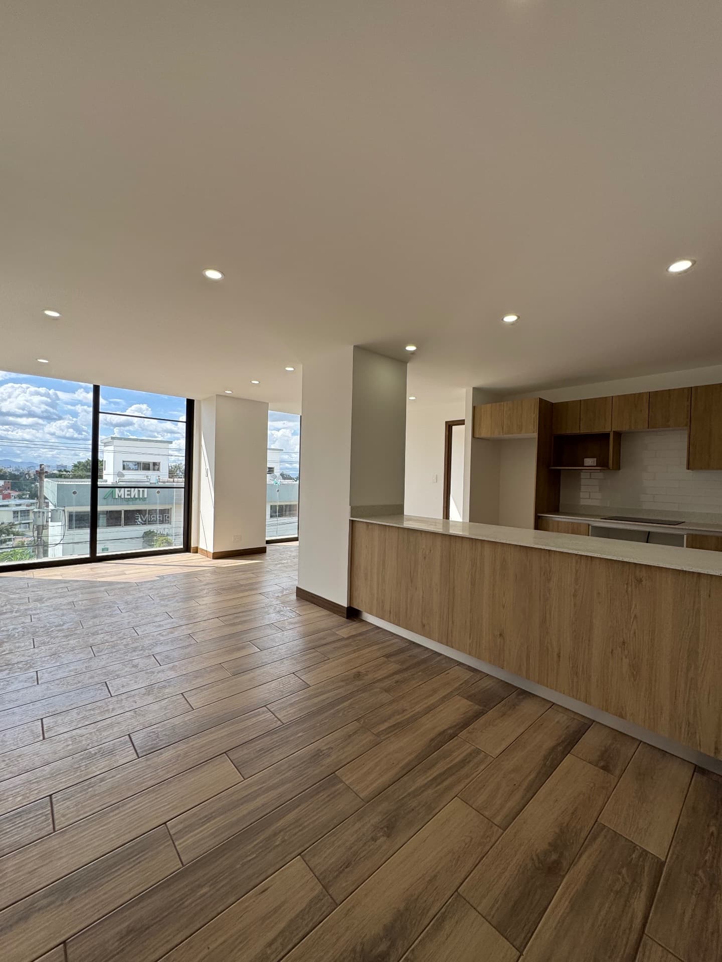 Listing image 0