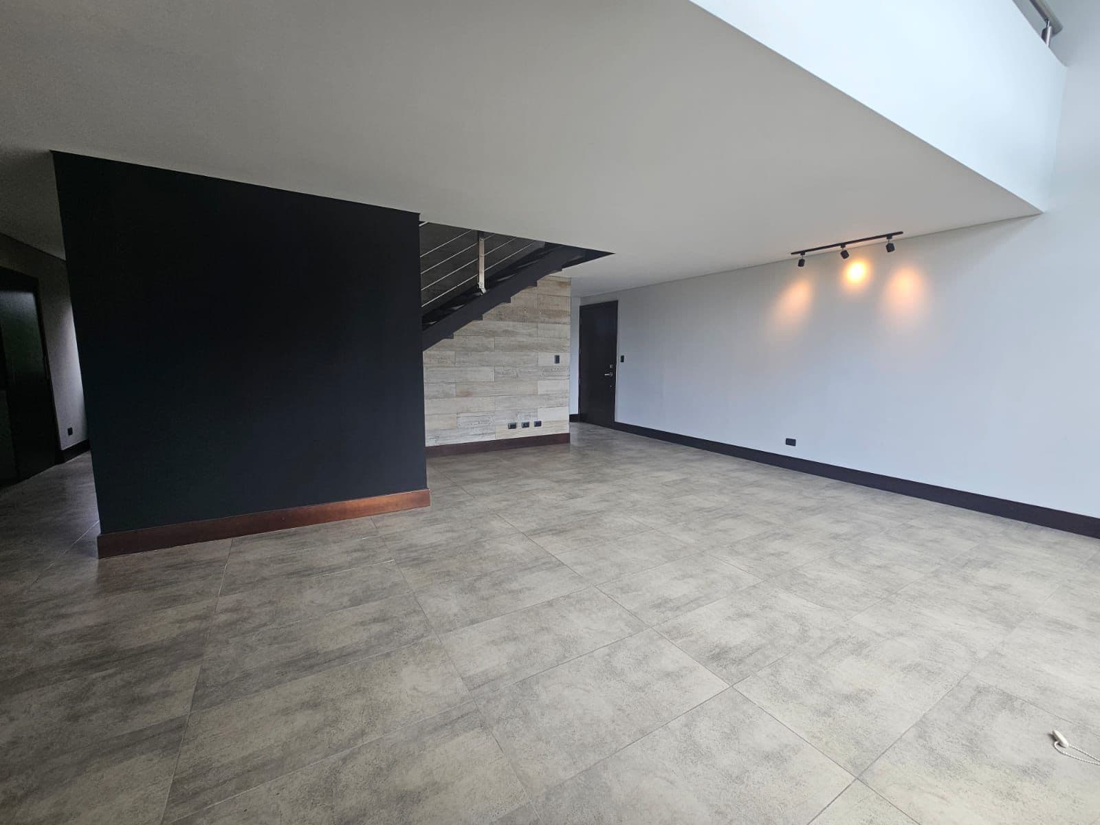 Listing image 0