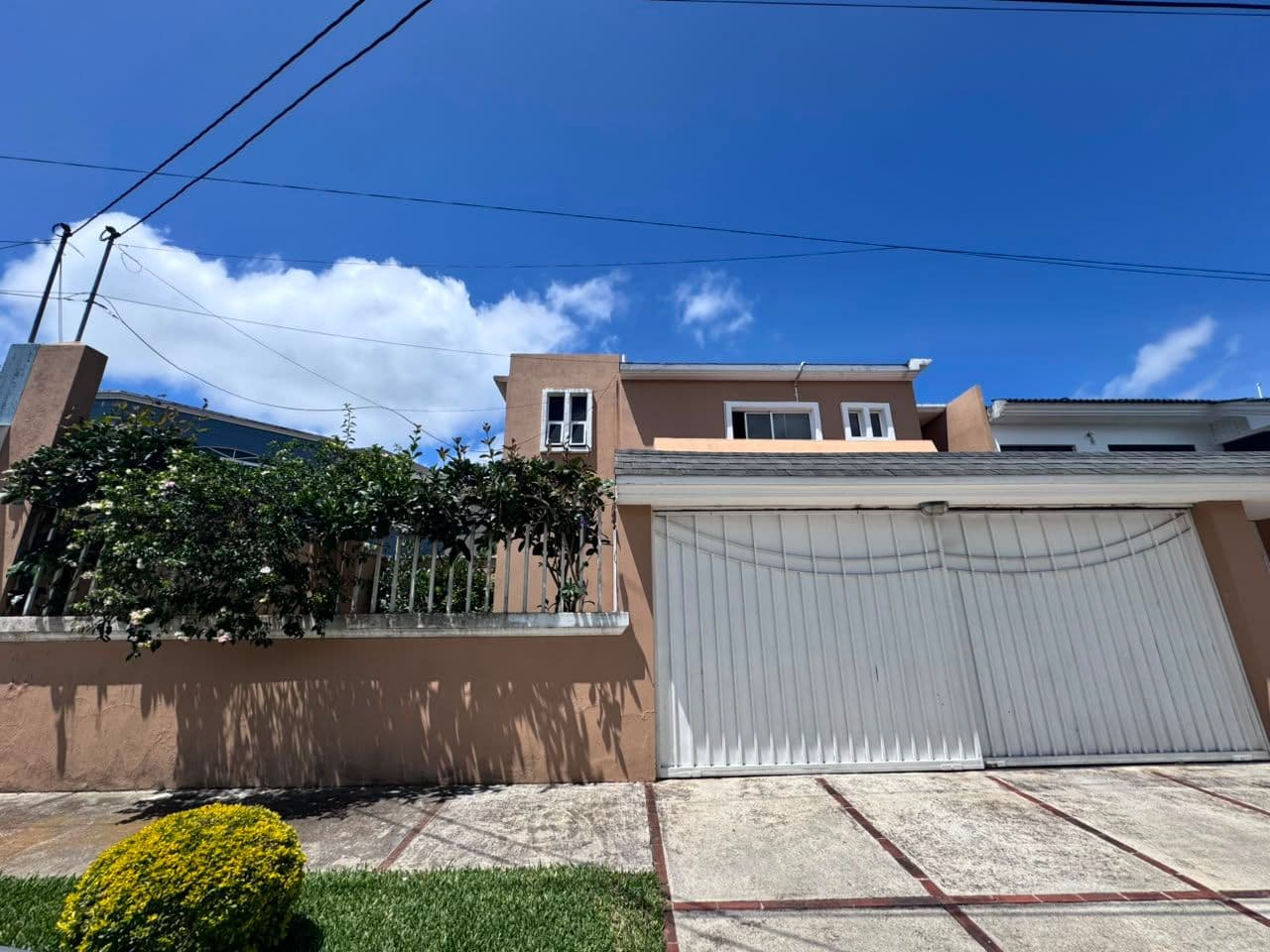 VENDO CASA AMPLIA EN JARDINES DE SAN ISIDRO ZONA 16