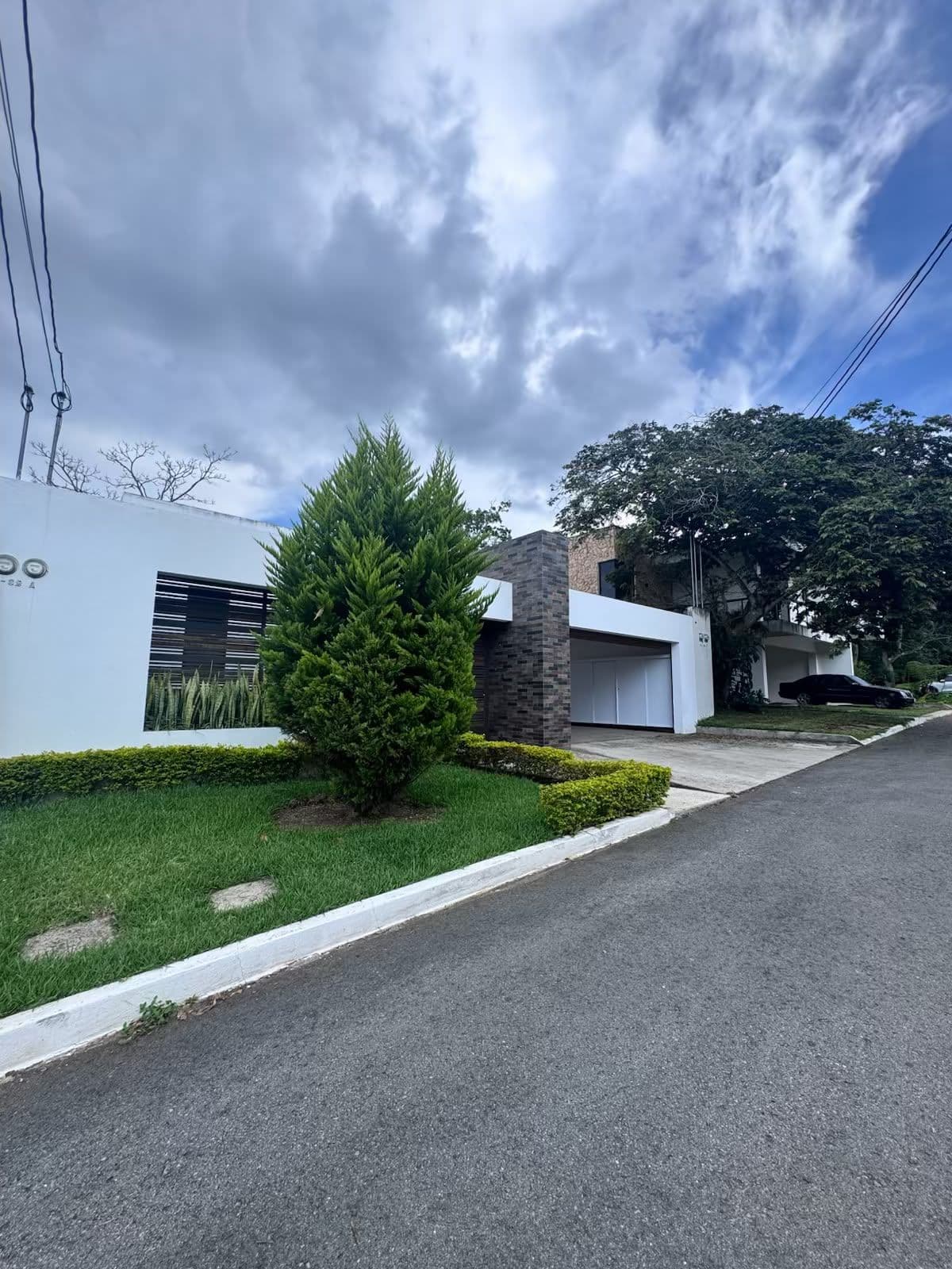 HERMOSA CASA DE UNA PLANTA EN JARDINES DE SAN ISIDRO ZONA 16