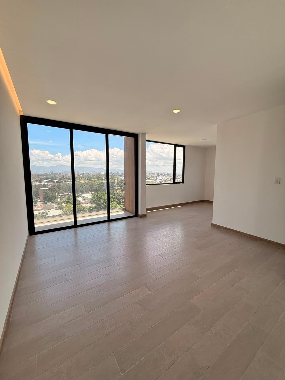 Listing image 0