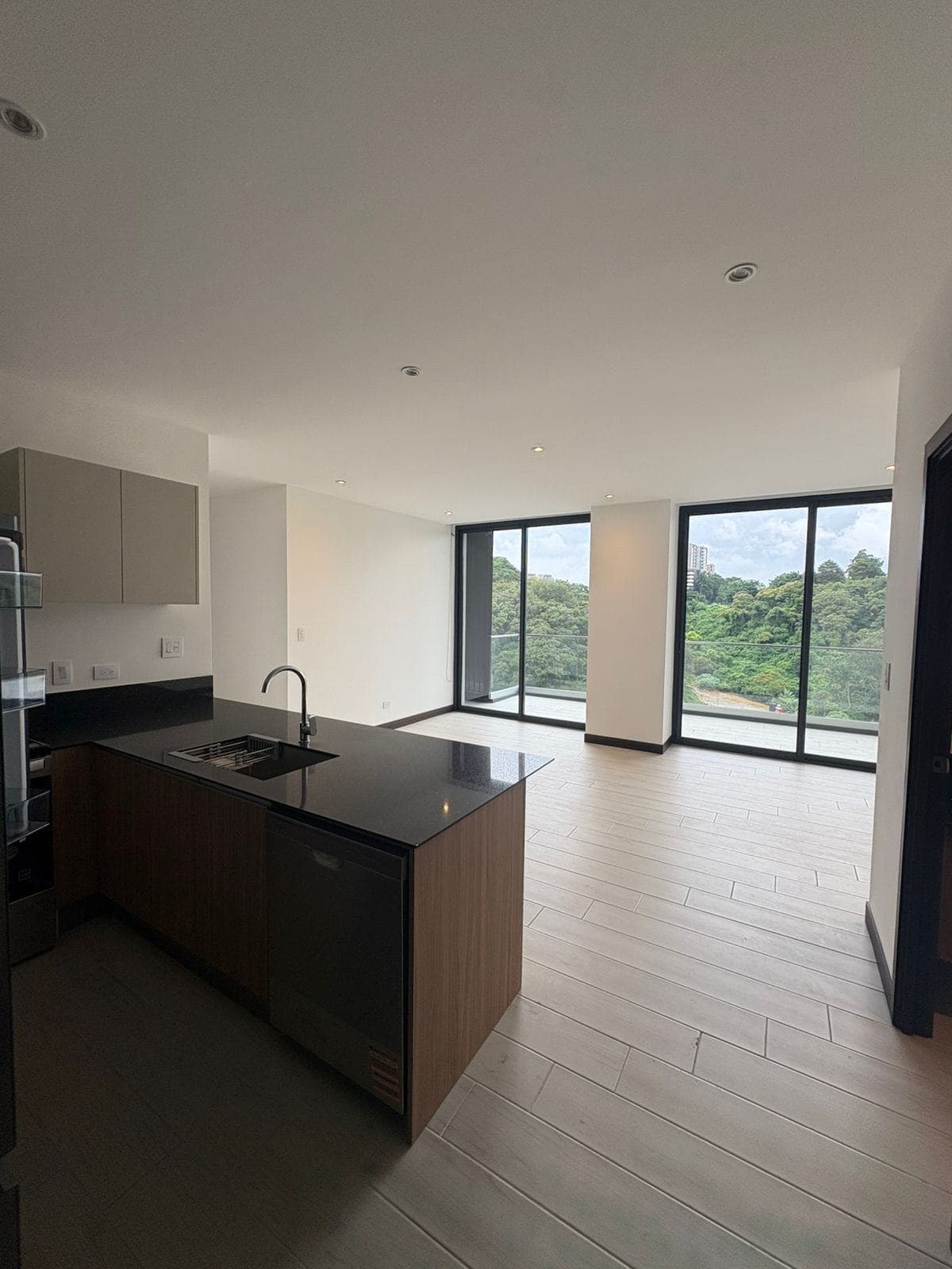Listing image 0