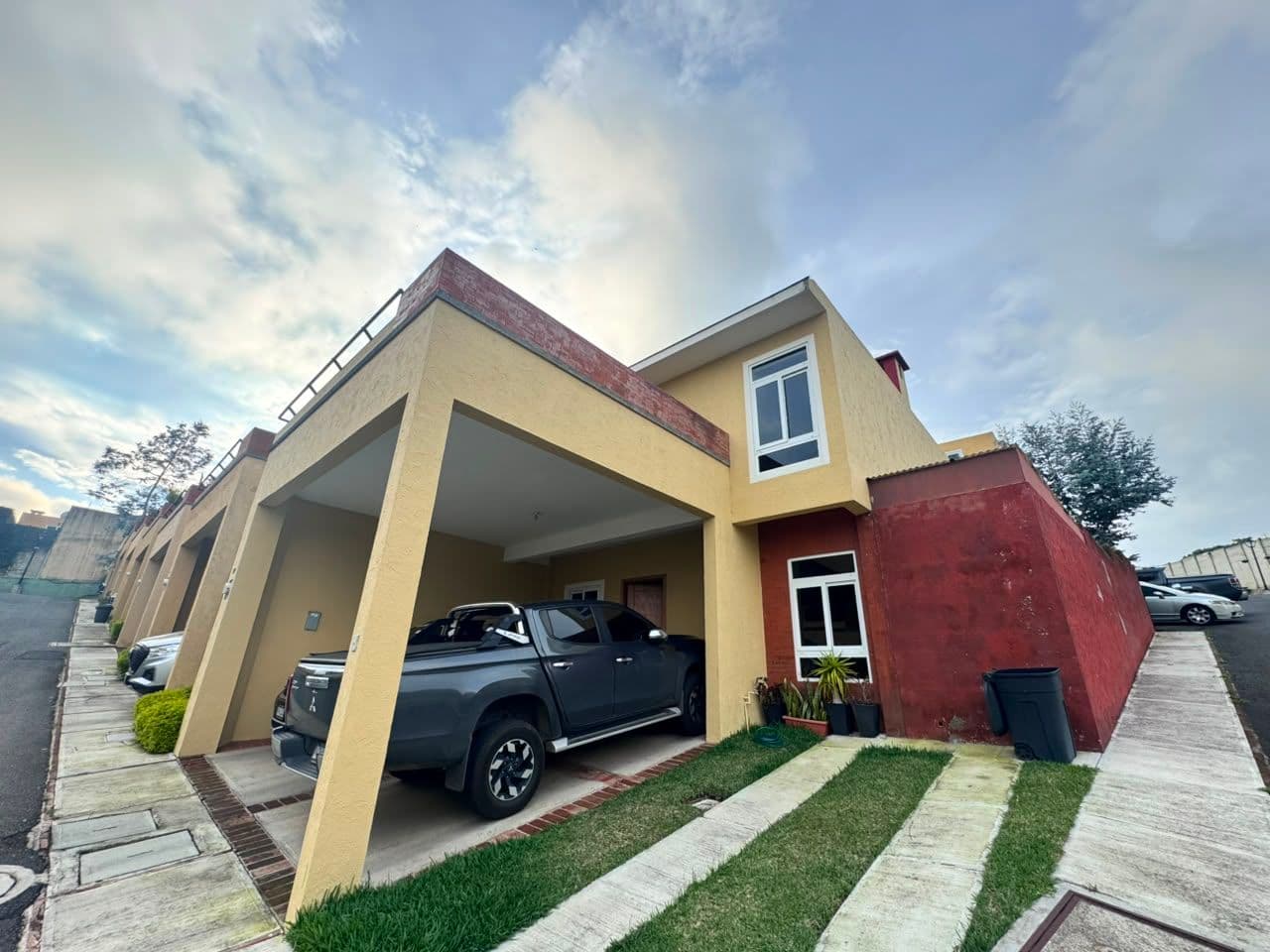 Venta Casa de Esquina en Condominio Bosques de Arrazola